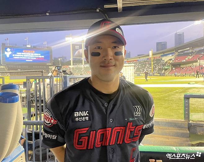 롯데 자이언츠 전준우가 7일 잠실 두산 베어스전에서 활약한 뒤 기념촬영하고 있다. 엑스포츠뉴스 잠실, 최원영 기자