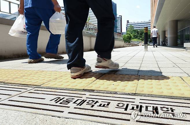 모집인원 원점 복귀한 의과대학들 상황은? (서울=연합뉴스) 김성민 기자 = 내년부터 의대 모집인원이 증원 이전 규모로 돌아가며 재수생 숫자가 줄어들 것이라는 전망이 나왔다.
사진은 25일 서울 시내 한 의과대학의 모습. 2025.5.25 ksm7976@yna.co.kr