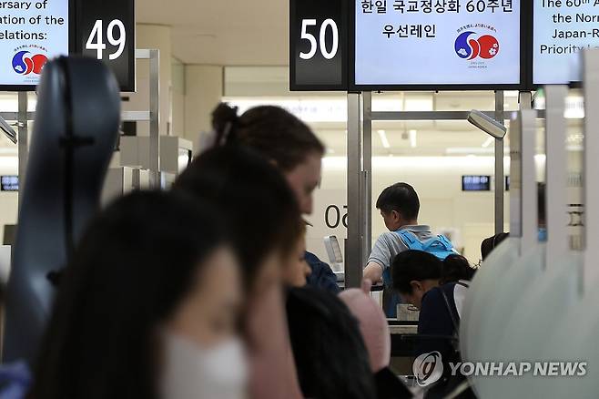 도쿄 하네다공항 한국인 우선 레인 이용하는 한국인 (도쿄=연합뉴스) 박상현 특파원 = 한국과 일본 정부가 국교정상화 60주년을 맞아 6월 한 달간 상대 국민 전용 입국 심사대를 운영하기로 한 가운데 제도 첫날인 지난 1일 도쿄 하네다공항에서 한국 관광객이 한국인 우선 레인을 통해 입국 절차를 밟고 있다. 2025.6.8 psh59@yna.co.kr