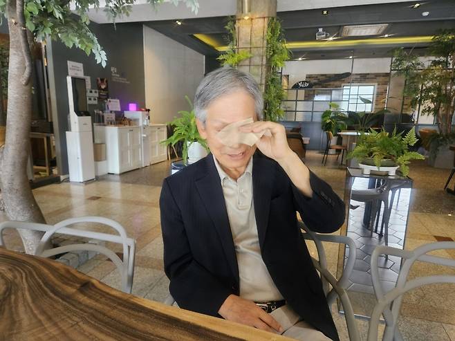 눈물 닦는 박병기 선생님 (안동=연합뉴스) 김선형 기자 = 지난 5일 경북 안동시 법흥동 한 카페에서 이재명 대통령의 은사 박병기(73) 씨가 연합뉴스와 인터뷰를 하며 눈물을 훔치고 있다. 2025.6.8 sunhyung@yna.co.kr