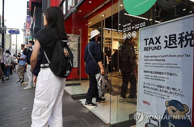 중국 단체관광객 한시 비자면제 추진에…여행·면세업계 '웃음' (서울=연합뉴스) 윤동진 기자 = 23일 문화체육관광부와 산업계에 따르면 정부는 지난 20일 경주에서 열린 '민생경제점검회의'에서 오는 3분기 중 전담여행사가 모집한 중국인 단체관광객에 대한 한시 비자 면제를 추진하겠다고 밝혔다. 사진은 이날 서울 명동거리 모습. 2025.3.23 mon@yna.co.kr