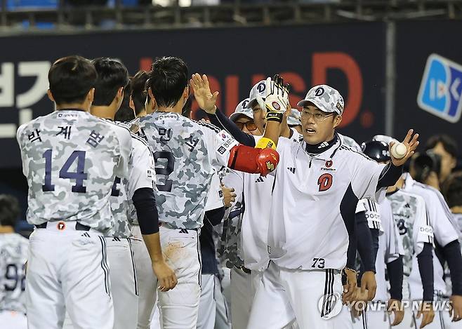 조성환 감독대행 '잘했어, 민석아!' (서울=연합뉴스) 임화영 기자 = 5일 서울 잠실야구장에서 열린 프로야구 KIA 타이거즈와 두산 베어스의 경기에서 2-1로 승리한 두산 조성환 감독대행이 끝내기 안타를 친 김민석과 포옹하고 했다. 2025.6.5 hwayoung7@yna.co.kr