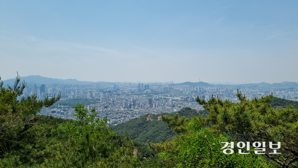 아차산 4보루를 향해 가던 중 만난 서울 풍광. 사진 중앙에서 약간 오른쪽으로 볼록한 산이 남산이다. 사진 가장 끄트머리에서는 인왕산을 확인할 수 있다. 2025.6.5 구리/권순정기자 sj@kyeongin.com