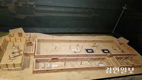 아차산 일대 보루 중 전체가 발굴된 4보루 모형. 산꼭대기를 평탄화해 건물을 짓고, 저수지를 만들고, 대장간을 조성했다. 온돌 형태와 굴뚝, 물이 흘러나갈 배수로 등도 확인됐다. 2025.6.5 구리/권순정기자 sj@kyeongin.com