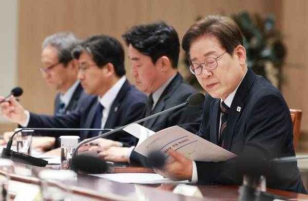 이재명 대통령이 9일 서울 용산 대통령실 청사에서 열린 비상경제점검 2차 태스크포스(TF) 회의에서 발언 중 회의 자료를 살피고 있다. 2025.6.9 /연합뉴스