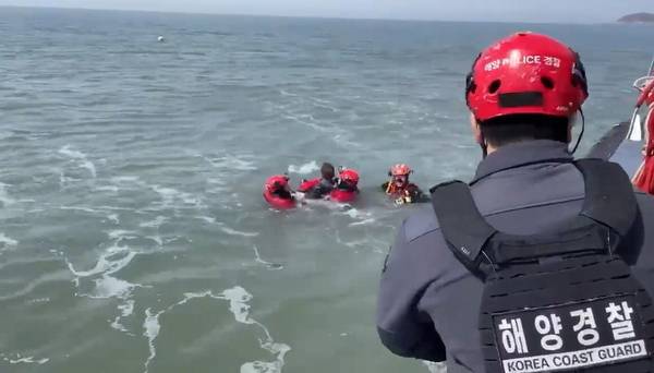 인천해경이 지난 3월 인천 중구 무의도 인근 해변에서 해루질을 하다 고립된 신고자를 구조하고 있다. /인천해양경찰서 제공