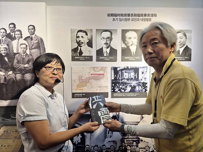 ▲ 지난 5일 오후 중국 항저우에 있는 임시정부청사 유적지에서 정세일 만오홍진기념사업회장이 현지 해설사에게 책 〈우리가 기억해야 할 독립운동가 만오 홍진〉을 전달하고 있다.