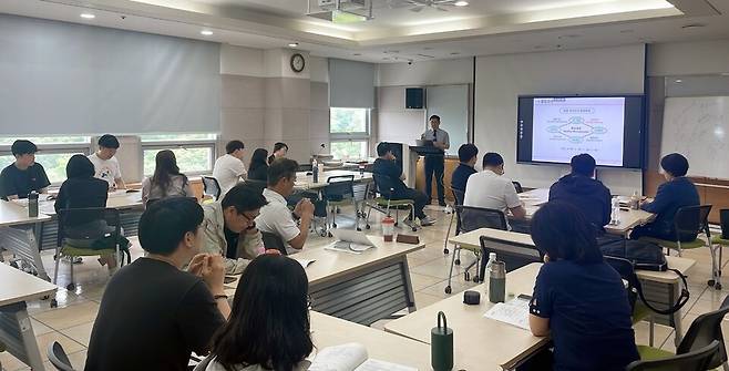 ▲ 경기도경제과학진흥원이 '지역산업맞춤형인력양성사업'으로 추진하고 있는 '품질관리를 위한 사내표준화 실무' 교육이 진행되고 있다./사진제공=경과원