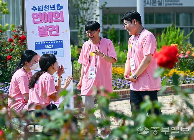 9일 오후 수원시 장안구 일월수목원에서 열린 '수원청년 연애의발견' 행사에 참가한 청년들이 화기애애하게 대화를 나누고 있다. 임채운기자