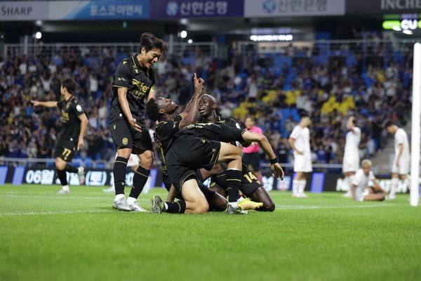 8일 인천축구전용경기장에서 열린 하나은행 K리그2 2025 15라운드 홈경기에서 인천Utd 제르소가 골을 넣고 세리머니를 하고 있다. <대한축구협회 제공>