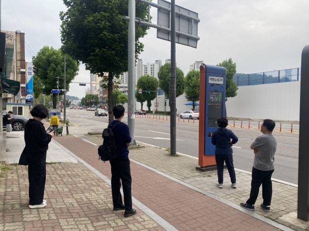 광주 시내버스 노조가 파업을 재개한 9일 오전 광주시 동구 학동증심사입구역 정류장에서 시민들이 버스를 기다리고 있다. /양재희 기자 heestory@kwangju.co.kr