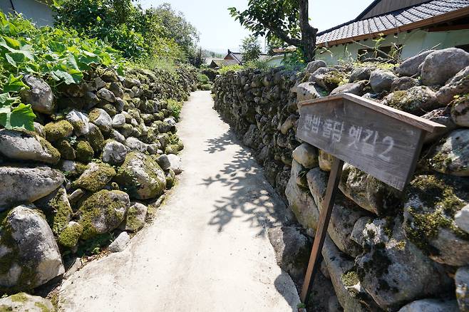 미로같은 골목으로 들어서면 고요하면서도 옛 정취가 물씬 풍기는 풍경이 반긴다.