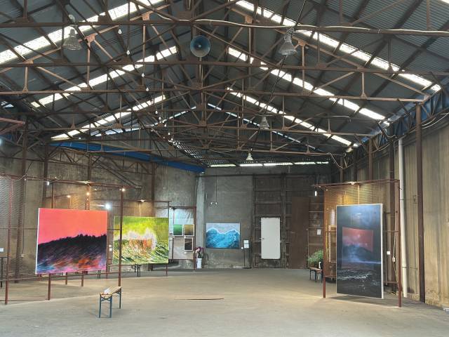 김25 작가의 'WAVE:Castaspell'(파도를 넘다) 전시장 모습. 김은영 기자