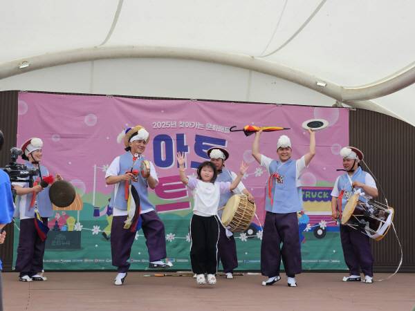 8일 대구 군위군 군위전통시장 공연장에서'찾아가는 문화배달 아트트럭' 행사가 진행되고 있다. 군위군