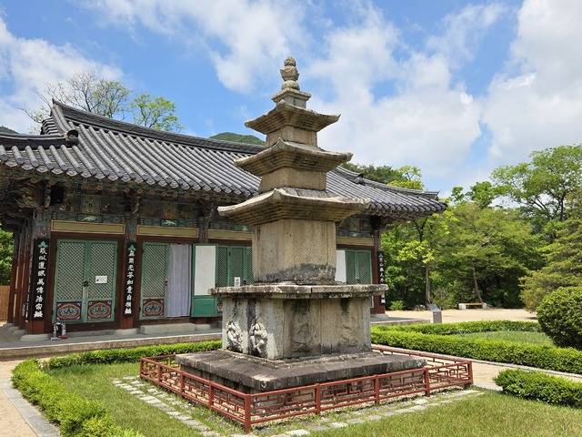 원광법사가 주석했던 운문사의 삼층석탑 서탑.