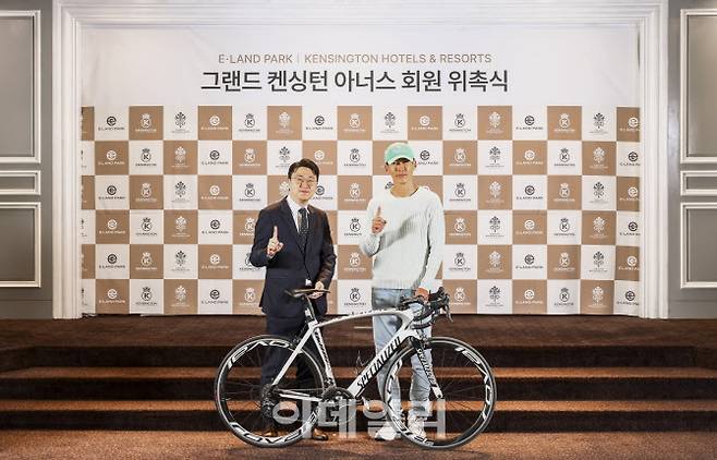 이지운 이랜드파크 대표(왼쪽)와 가수 션이 그랜드 켄싱턴 아너스 회원 위촉식에서 기념 촬영을 하고 있다.