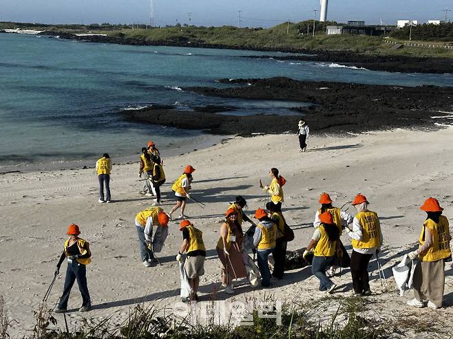 지난 4일 열린 제주 넷제로 투어. 참가자들이 김녕해수욕장에서 플로깅을 하고 있다(사진=제주관광공사)