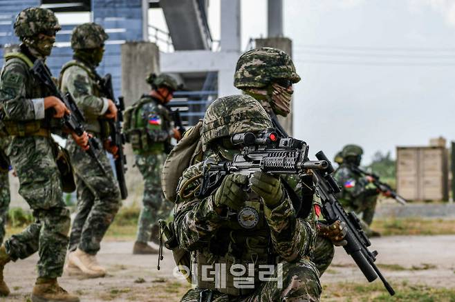 카만닥훈련에 참가한 해병대 장병들이 5월 28일 필리핀 루손섬 일대에서 필리핀 해병대 장병들과 소부대 전술훈련을 실시하고 있다. (사진=해병대)