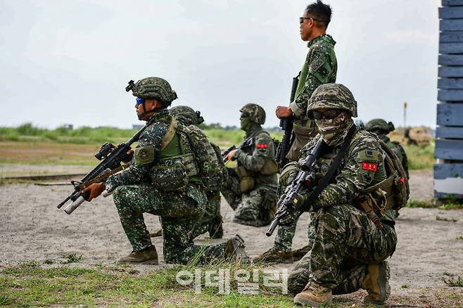 카만닥훈련에 참가한 해병대 장병들이 5월 28일 필리핀 루손섬 일대에서 필리핀 해병대 장병들과 소부대 전술훈련을 실시하고 있다. (사진=해병대)