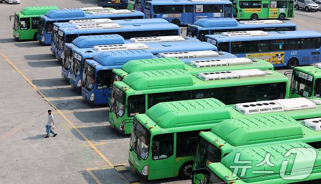 서울 송파구 장지공영차고지에 운행을 앞둔 시내버스가 정차돼있다. /뉴스1 ⓒ News1 박세연 기자