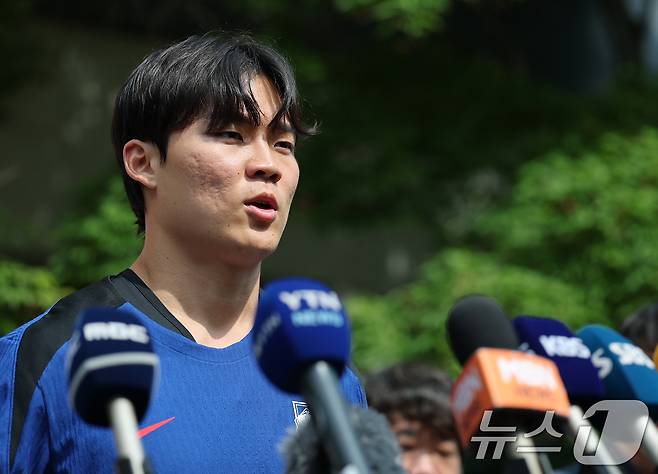 대한민국 축구 국가대표팀 오현규가 8일 오후 경기도 파주시 축구 국가대표 트레이닝센터(NFC)에서 열린 공개 훈련에 앞서 취재진과 인터뷰를 하고 있다. 2025.6.8/뉴스1 ⓒ News1 오대일 기자