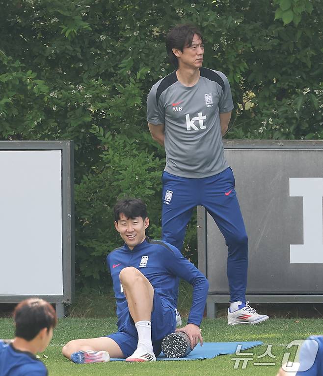 대한민국 축구 국가대표팀 손흥민이 8일 오후 경기도 파주시 축구 국가대표 트레이닝센터(NFC)에서 열린 공개 훈련에서 홍명보 감독이 지켜보는 가운데 가볍게 몸을 풀고 있다. 2025.6.8/뉴스1 ⓒ News1 오대일 기자