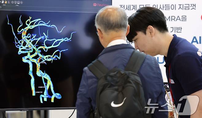 7일 서울 강남구 코엑스에서 열린 '바이오코리아 2025'에서 관람객들이 2D 흑백 MRA를 3D컬러 테이터 기반 MRA로 판독하는 프로그램 설명을 듣고 있다. 2025.5.7/뉴스1 ⓒ News1 이동해 기자