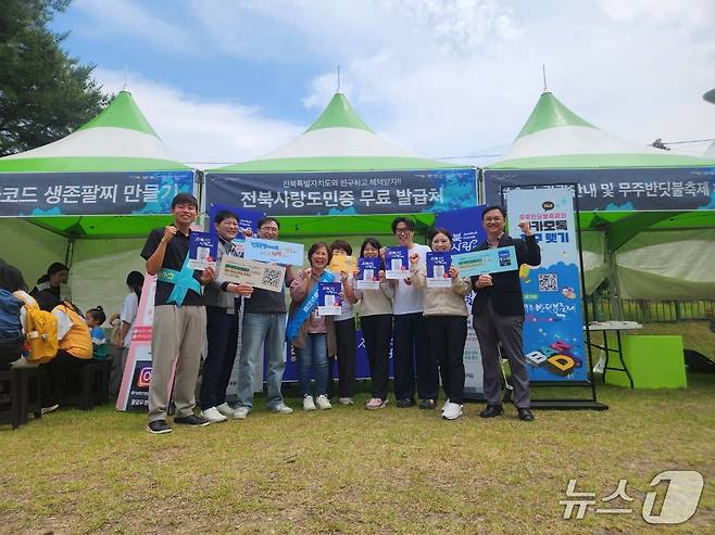 백경태 전북도 대회국제소통국장(맨 오른쪽) 등 관계자들이 무주 산골영화제 행사장에서 전북사랑도민증 홍보를 진행하고 있다.(전북도 제공. 재판매 및 DB금지)/뉴스1