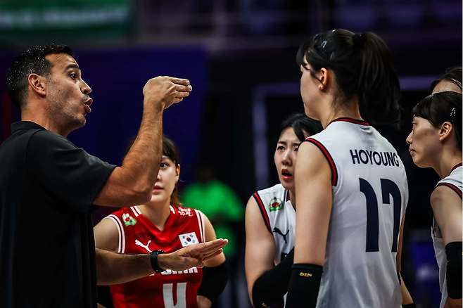 페르난도 모랄레스 여자 배구대표팀 감독이 지시를 내리고 있다. (FIVB 제공)