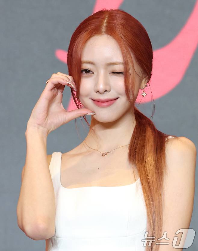 그룹 있지의 유나가 9일 서울 송파구 잠실로 소피텔 앰배서더 서울 호텔에서 열린 새 미니 앨범 'Girls Will Be Girls' 발매 기념 기자간담회에 참석해 포즈를 취하고 있다. 2025.6.9/뉴스1 ⓒ News1 권현진 기자