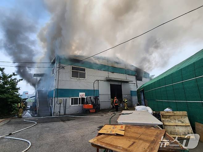 9일 오후 부산 강서구 강동동 공장 화재 현장.(부산소방재난본부 제공. 재판매 및 DB 금지)