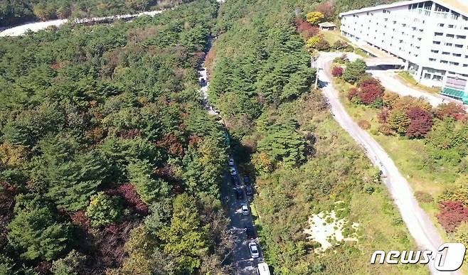 단풍철 맞아 행락객 차량으로 붐비는 강원 속초 목우재 설악산 진입로 자료사진. (설악산국립공원사무소 제공, 재판매 및 DB 금지)