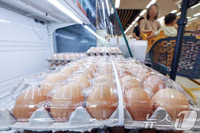 지난 8일 한국농촌경제연구원(농경연)은 '농업관측 6월호' 보고서를 통해 오는 8월까지 석 달간 예측값을 발표하면서 이달 계란 산지 가격이 특란 10개에 1천850∼1천950원으로 1년 전보다 12.4∼18.5% 오를 것으로 내다봤다. 이날 서울의 한 대형마트에서 시민들이 달걀을 고르고 있다. 2025.6.8/뉴스1 ⓒ News1 민경석 기자