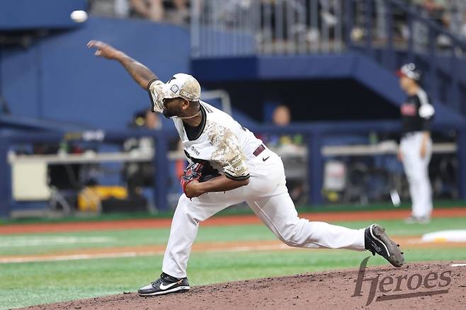 키움 알칸타라가 7일 고척스카이돔에서 열린 2025 KBO리그 LG전에 선발 등판해 역투하고 있다. 사진 | 키움 히어로즈