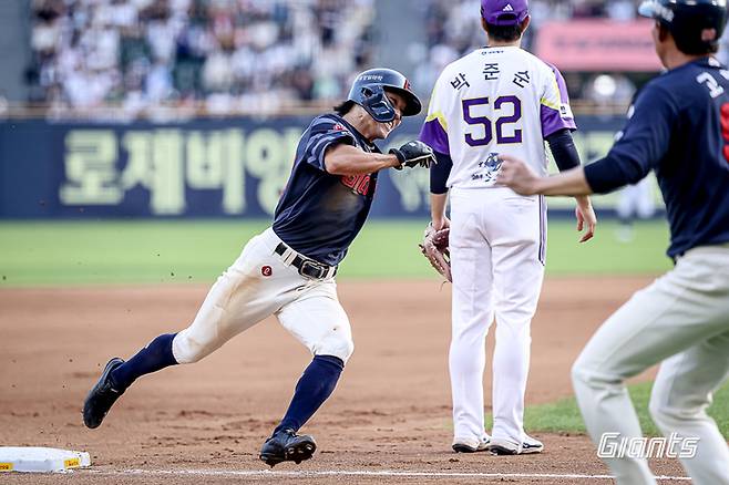 롯데 김동혁이 8일 잠실구장에서 열린 2025 KBO리그 두산전에서 7회초 장두성의 적시타 때 홈으로 달리고 있다. 사진 | 롯데 자이언츠