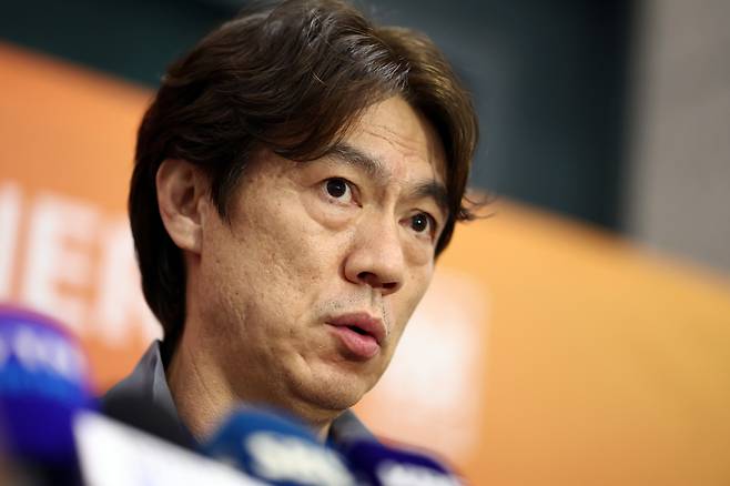 인터뷰하는 홍명보 감독
(영종도=연합뉴스) 윤동진 기자 = 홍명보 대한민국 축구 대표팀 감독이 6일 인천국제공항을 통해 귀국, 취재진과 인터뷰를 하고 있다. 2025.6.6