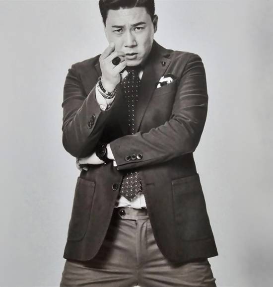 이상민은 90년대 룰라의 리더이자 메인 래퍼로 절정의 인기를 누렸고, 제작자로 변신한 뒤엔 샤크라, 샤프, 컨츄리꼬꼬 등을 프로듀싱하며 이름을 날렸다. /이상민 SNS