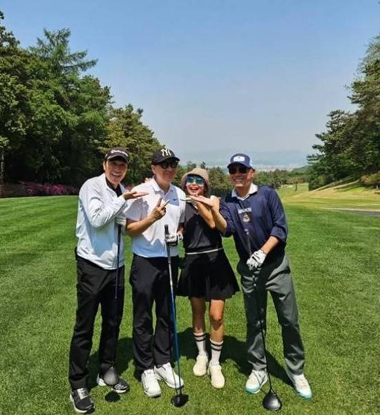 이상민은 최근 시작한 골프에도 전력을 다하고 있다. 사진은 이상민(왼쪽에서 두번째)이 김종민 등 동료 연예인들과 남서울CC에서 골프라운드 도중 찍은 유쾌한 모습. /이상민 SNS