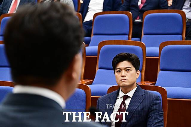 모두발언하는 권성동 원내대표 바라보는 김용태 비상대책위원장.