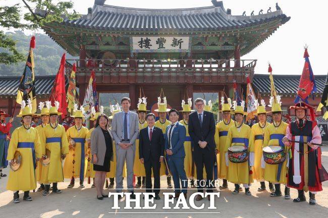 레슬리 테라모트 정부간관계 사무처 차관, 데이비드 이비 BC주 수상, 김동연 경기도지사, 최병하 고용경제개발 혁신부 아시아.태평양 정무 무역 차관, 짐 루트코스키 수상집무실 행정처 수석 보좌관이 9일 화성행궁에서 기념촬영을 하고 있다.(사진 왼쪽부터)/경기도