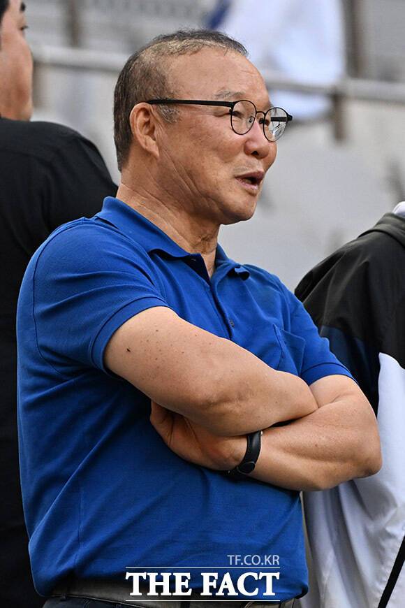 훈련하는 선수단 지켜보는 박항서 대한축구협회 부회장.