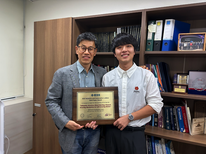 건설 및 환경공학과 유지환 교수(왼쪽), 김남균 박사과정(오른쪽). KAIST 제공