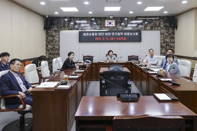 홍성군의회 "재정 효율화 방안 정책연구회'가 9일 개최한 '홍성군 쟂어진단을 통한 재정효율화 방안 마련 연구용역' 최종보고회 모습./홍성군의회 제공