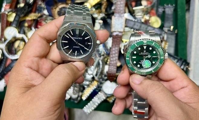 짝퉁 매장들은 정품 가격이 비싸면 수천만원까지도 하는 명품 시계도 판다. /호찌민시장관리국