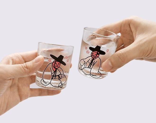 취객 선비 변색잔. 2023년 정기 공모에서 당선돼 지난해 출시된 상품이다. /국립박물관문화재단