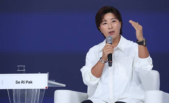 박세리가 5월 21일 서울 신라호텔에서 열린 아시안리더십콘퍼런스(ALC)에서 '한계를 넘어선 스윙: 박세리와 함께하는 혁신의 여정'이란 주제로 대담을 나누는 모습. 그는 "모두가 끝이라고 말할 때가 다시 시작할 때"라고 했다./박성원 기자