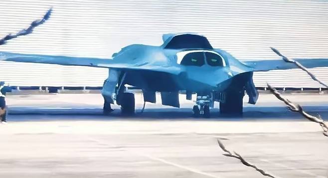 최근 중국 쓰촨성 청두항공기공업그룹(CAC) 공장 일대에서 촬영된 것으로 추정되는 중국 6세대 전투기 'J-36'의 모습. /소셜미디어 캡처