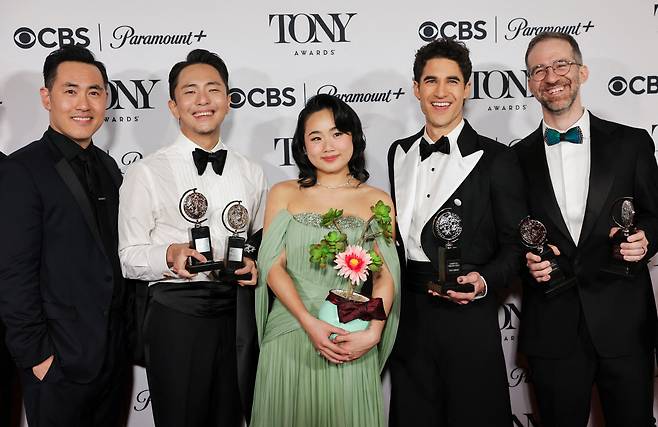 뮤지컬 '어쩌면 해피엔딩'으로 최우수 뮤지컬 작품상을 수상한 헬렌 쉔, 마커스 최, 최우수 뮤지컬 주연배우상을 수상한 대런 크리스, 최우수 뮤지컬 극본상과 최우수 뮤지컬 음악상을 수상한 박천휴와 윌 애런슨이 8일 미국 뉴욕에서 열린 제78회 토니상 시상식에서 기념사진을 찍고 있다./로이터 연합뉴스