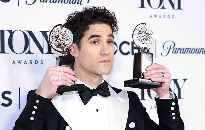 미국 뉴욕 라디오시티 뮤직홀에서 열린 제78회 토니상 시상식에서 '어쩌면 해피엔딩'으로남자 주연상을 받은 대런 크리스./AFP 연합뉴스