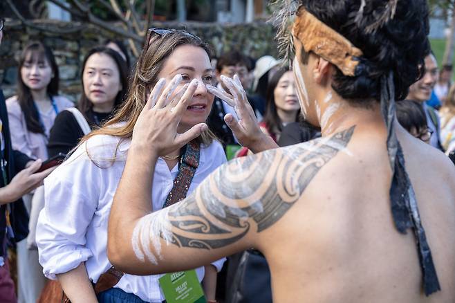 호주 원주민들은 장례식이나 성년식 같은 전통 행사를 할 때 얼굴과 몸에 하얀색 진흙을 발랐다. 하얀색은 순수함(purity), 진흙은 땅과의 영적 연결(Spiritual Connection)을 상징. /호주정부관광청
